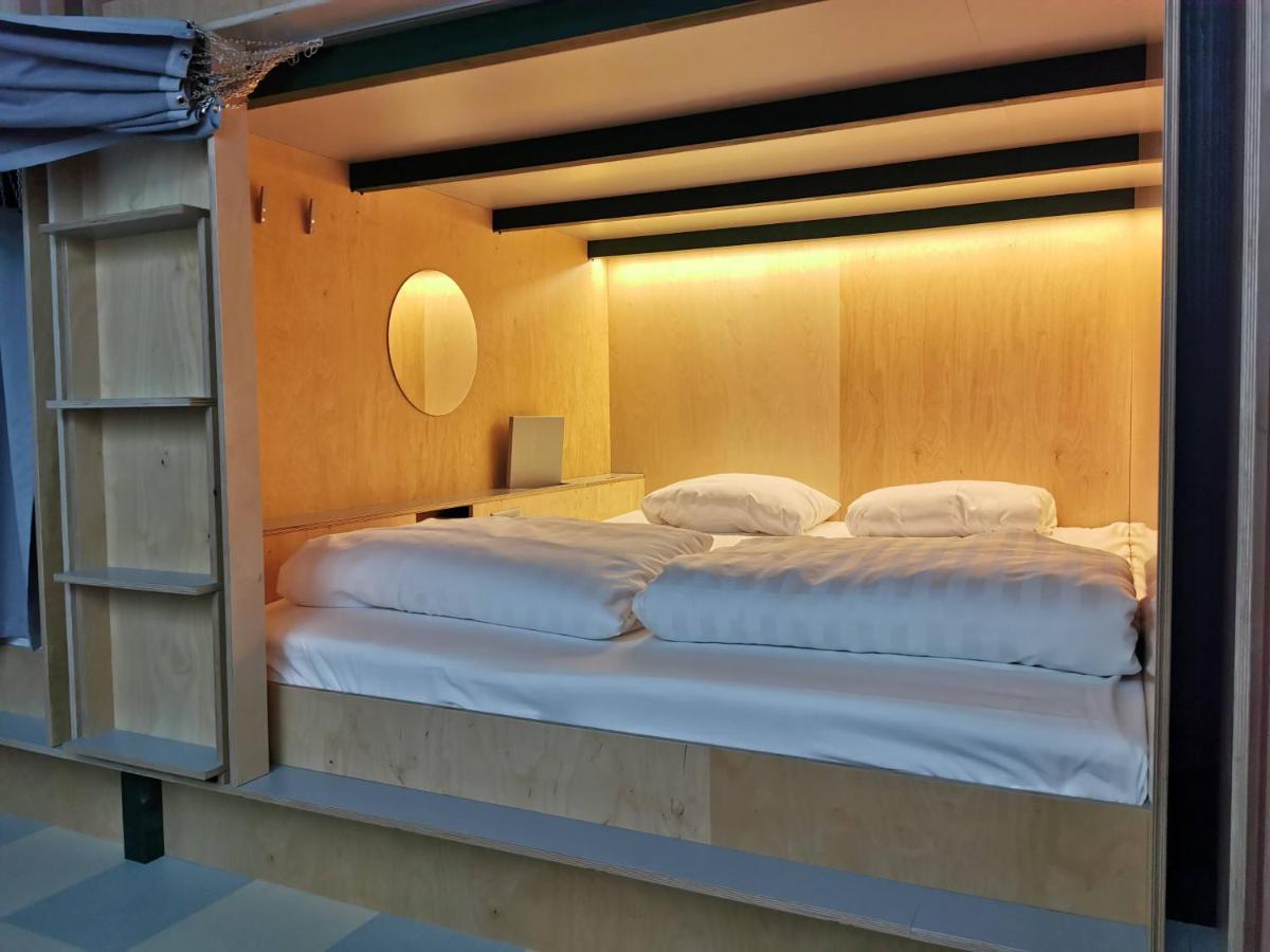 Green Marmot Capsule Hotel Zuerich Bagian luar foto