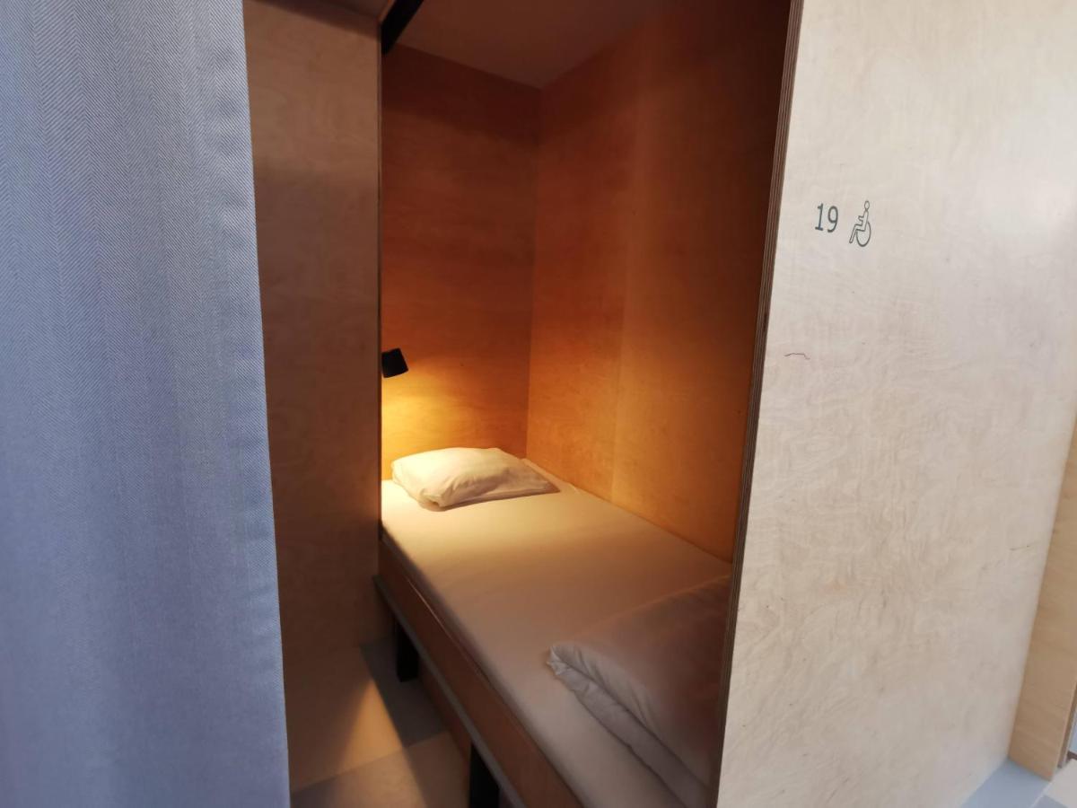 Green Marmot Capsule Hotel Zuerich Bagian luar foto