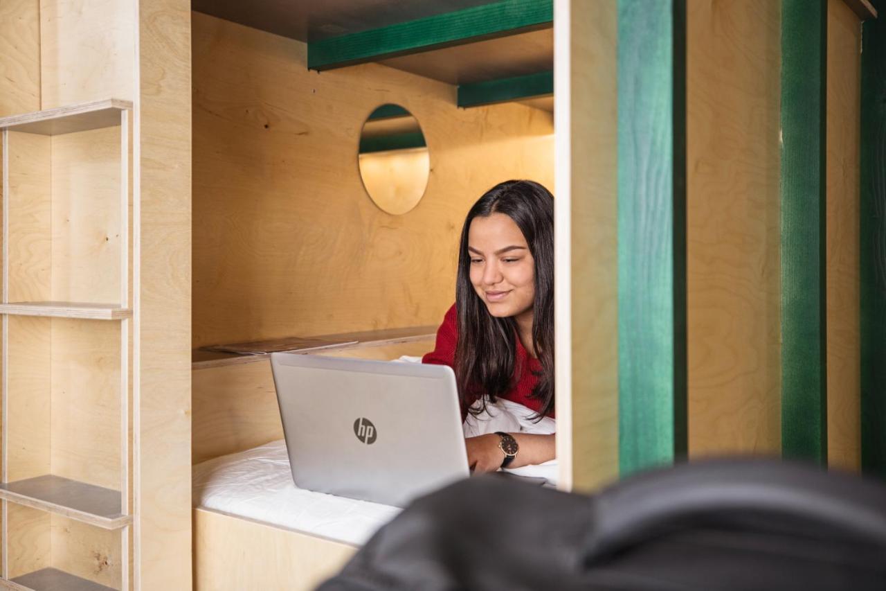Green Marmot Capsule Hotel Zuerich Bagian luar foto