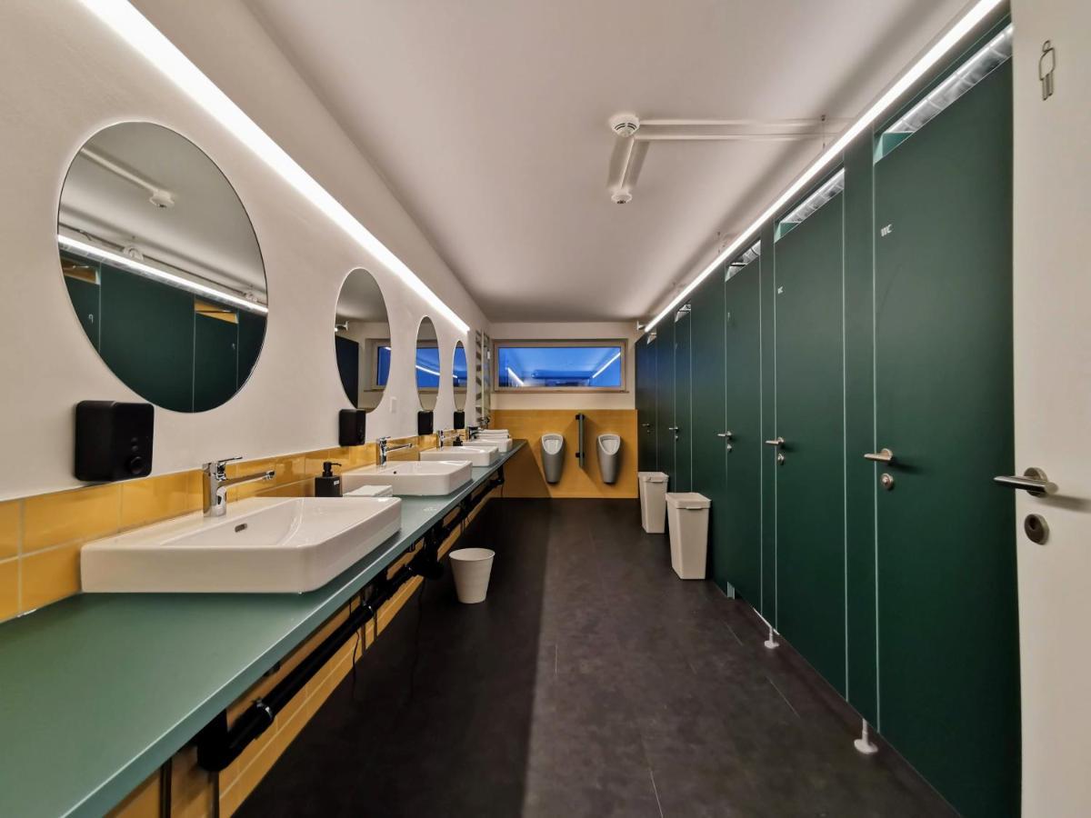 Green Marmot Capsule Hotel Zuerich Bagian luar foto